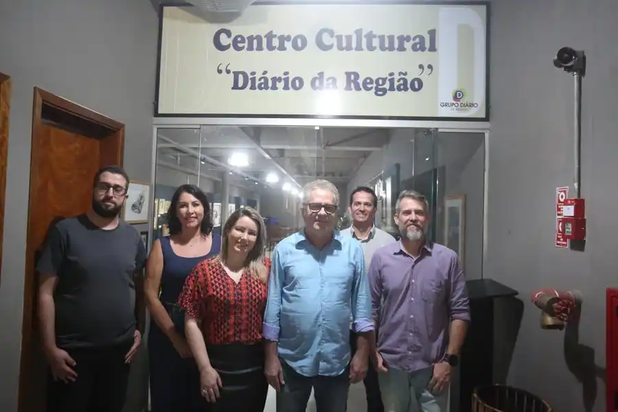 Da esq. para dir., Gabriel Vital (editor de web), Andreia Lorigiola (diretora de Negócios), Patrícia Reis Buzzini (coordenadora da Revista Bem-Estar), Fabiano Castro Buzzini
(diretor do GDR), Anderson Sales (diretor jurídico) e Fabrício Carareto (editor-chefe) (Guilherme Baffi 21/7/2023)