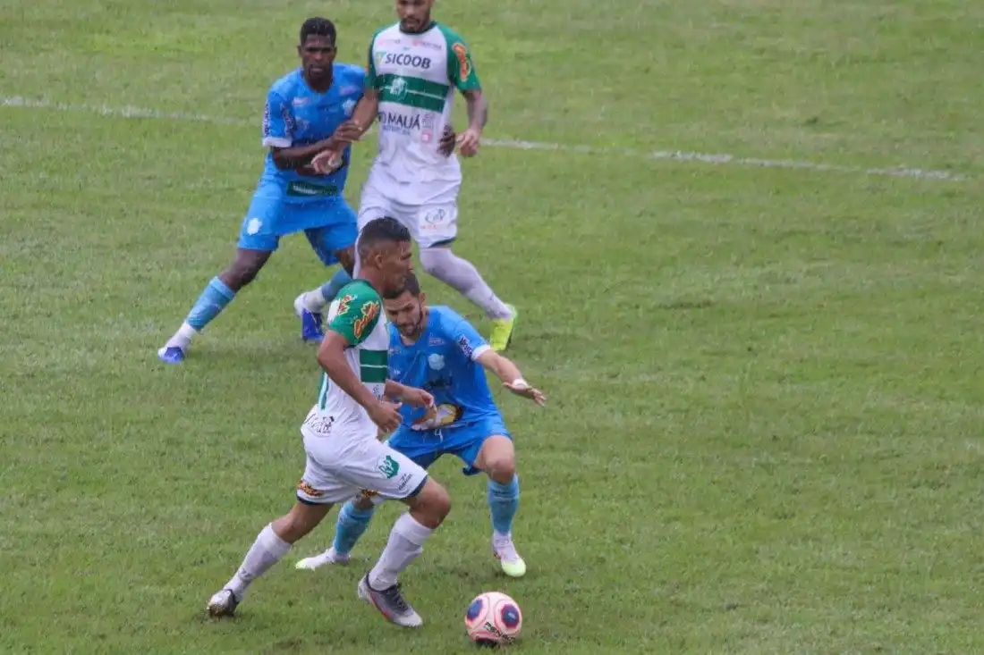 Gabriel Tota, do Rio Preto, em lance no duelo desta quarta (Matheus Dahsan/Marília AC)