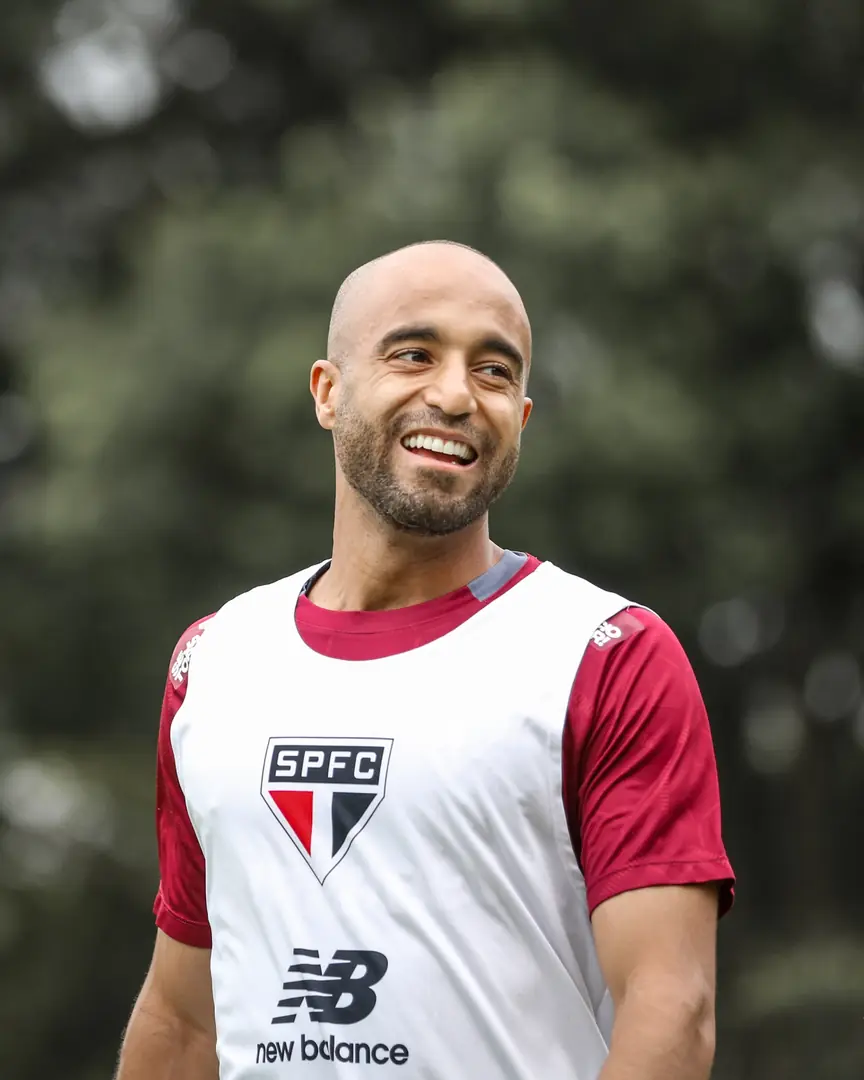 São Paulo enfrenta o Bragantino em Santos