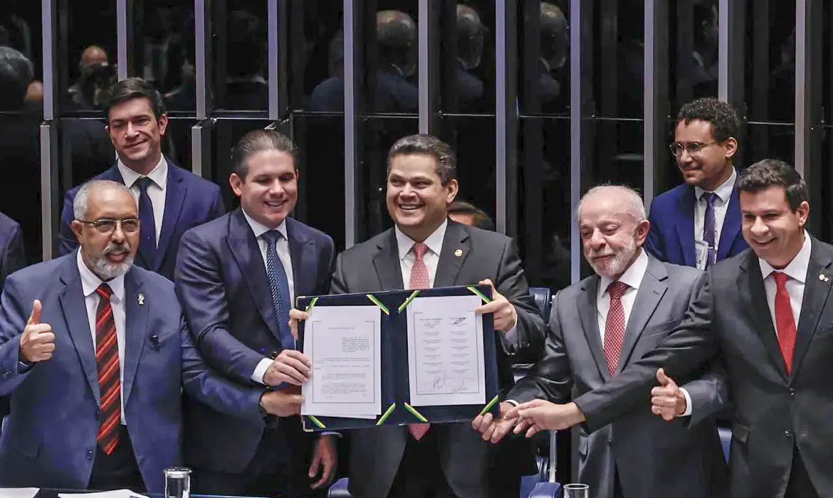 Congresso promulga fim da escala 6x1; regra vale em 60 dias