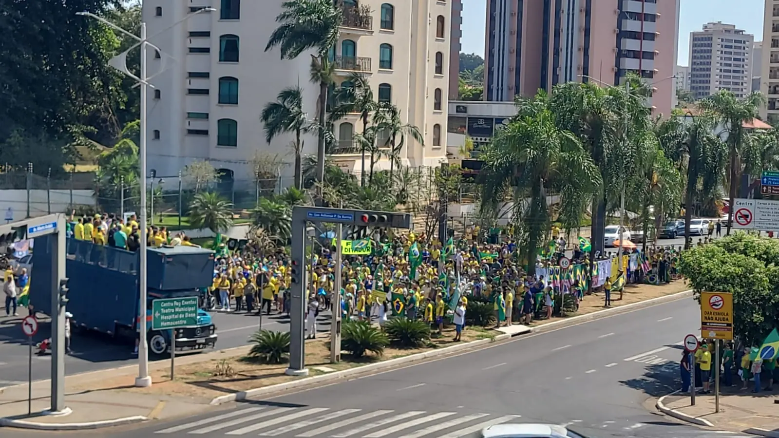 Manifestantes pediram a anistia ao ex-presidente na avenida Alberto Andaló, em Rio Preto (Lucas Israel)