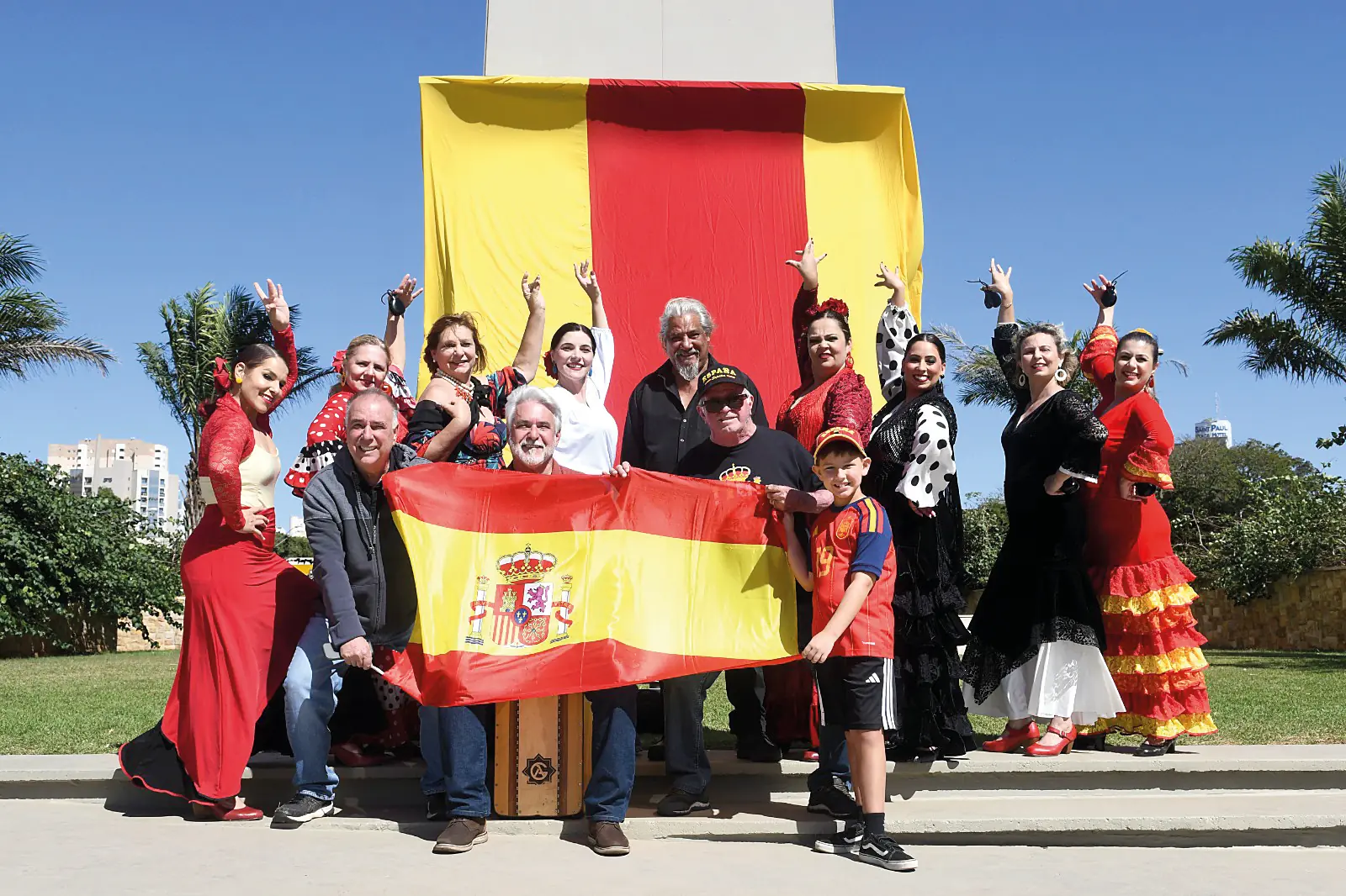 Comunidade espanhola, acima, já faz ensaios na Plaza de España, onde pretende se reunir neste domingo à tarde (Thomaz Vita Neto)