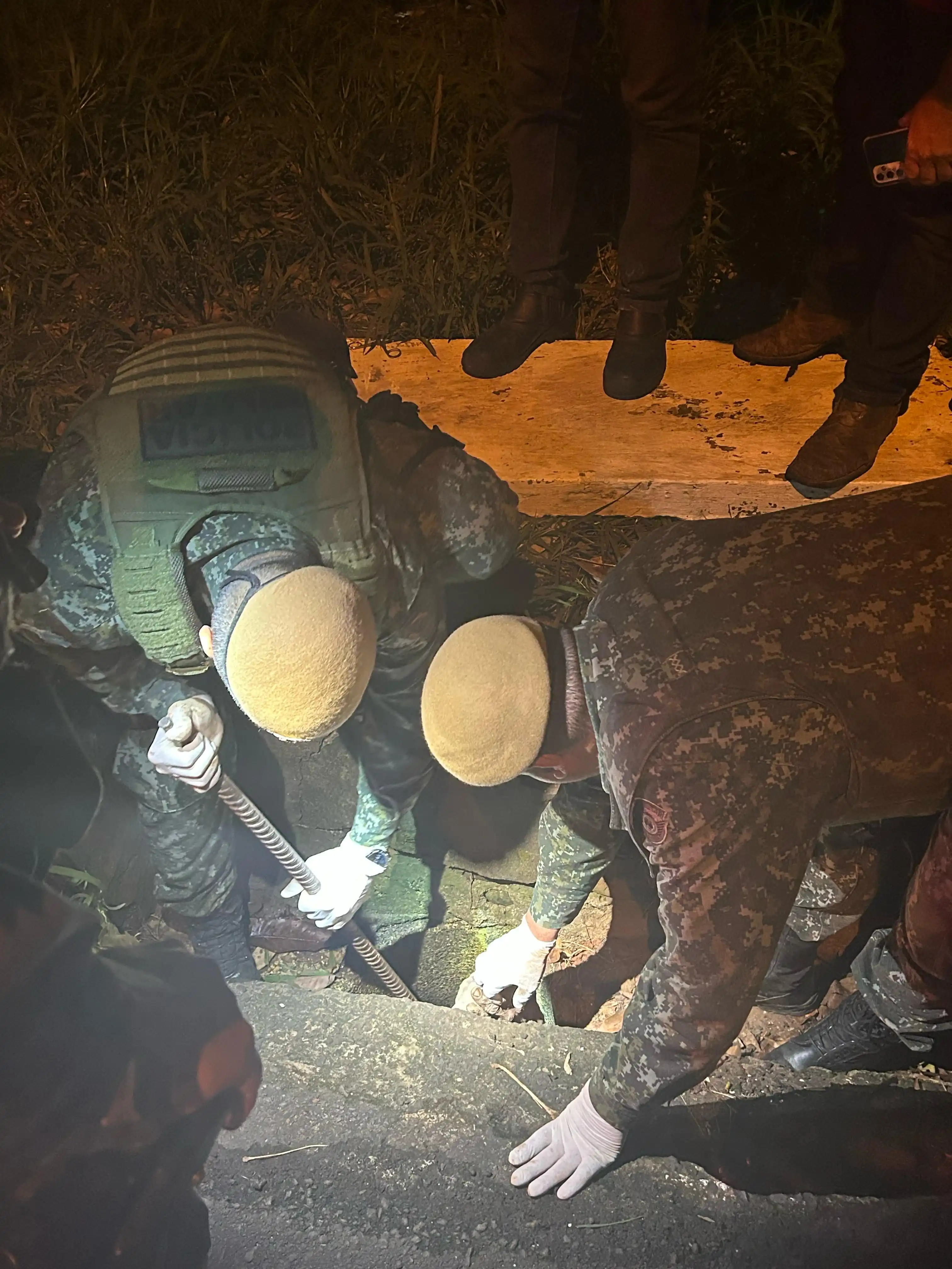 Suspeito foi retirado do bueiro por uma equipe da Polícia Militar Ambiental (Divulgação)