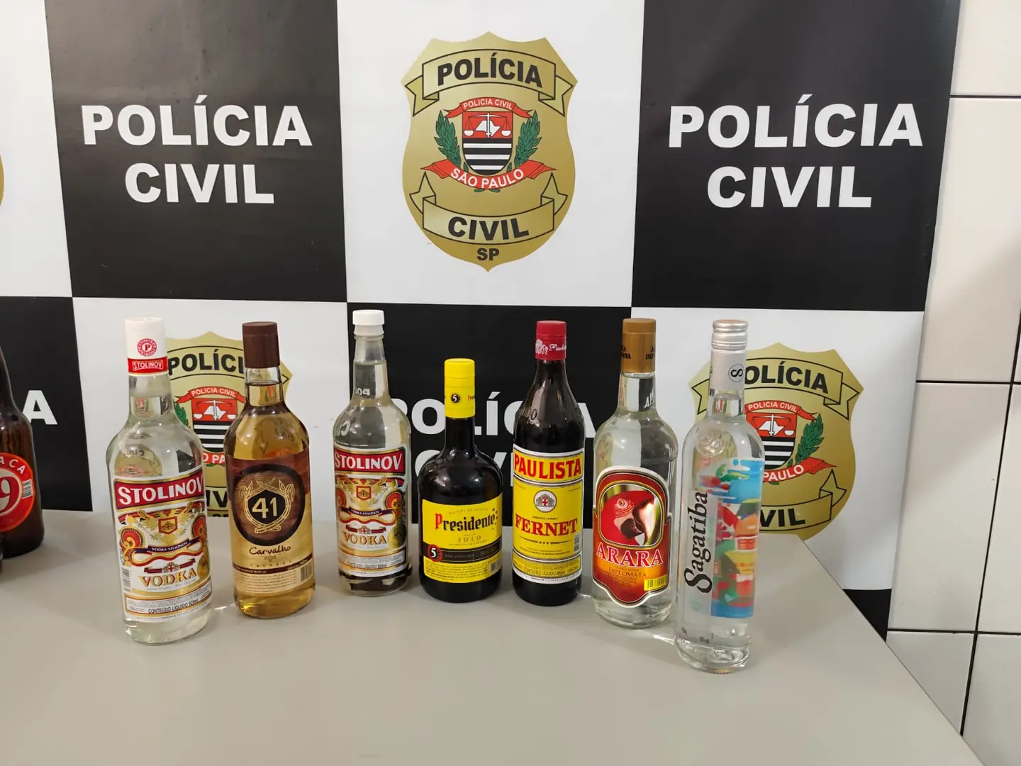 Parte das bebidas apreendidas pela Polícia Civil em Novo Horizonte (Seccional de Novo Hotizonte)