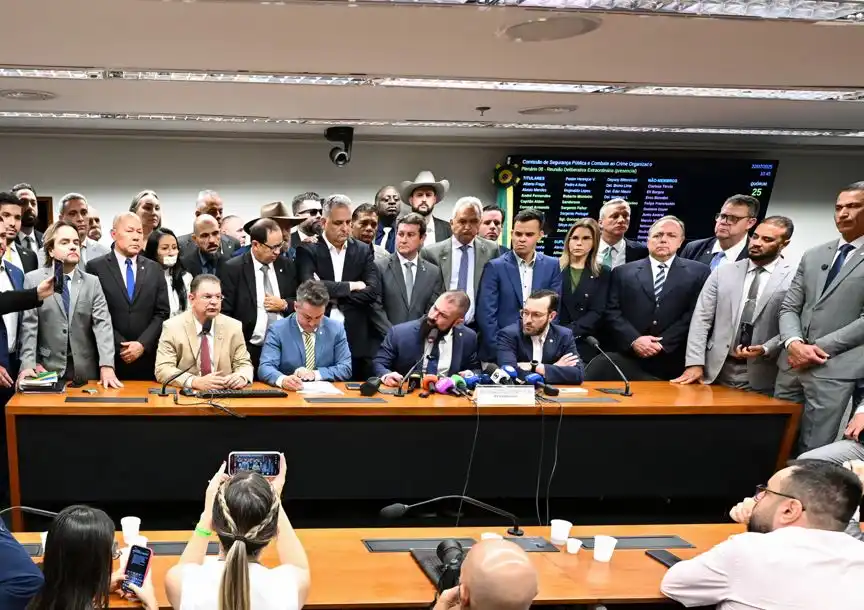 Deputados na sala da Comissão de Segurança Pública (Edilson Rodrigues/Agência Senado)