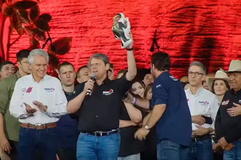 Governador Tarcísio de Freita com boneco de Bolsonaro em Barretos (Reprodução)