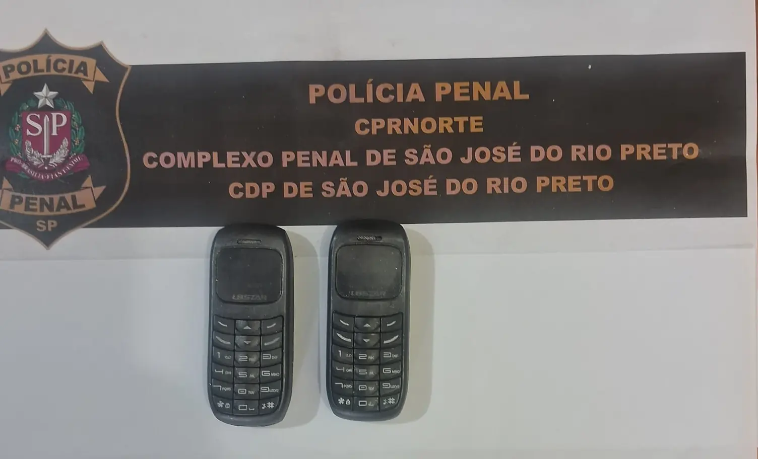Dois aparelhos celulares do tamanho mini foram apreendidos (Divulgação)