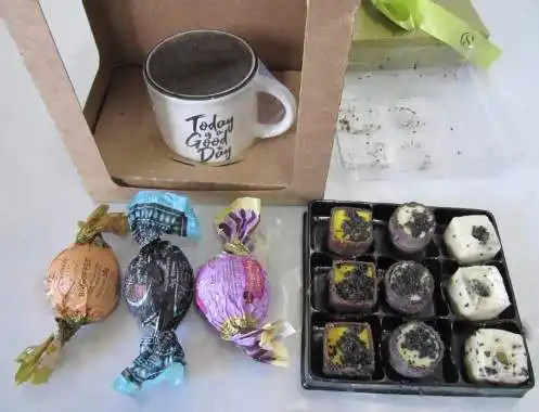 Bombons enviados pelo réu à jovem, que denunciou o caso à polícia (Reprodução)