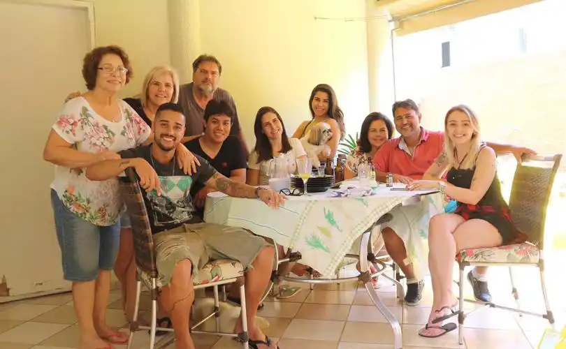 Guilherme Dellatorre (sentado à esquerda) curte férias em Rio Preto e mata saudades da família (Álbum de família)