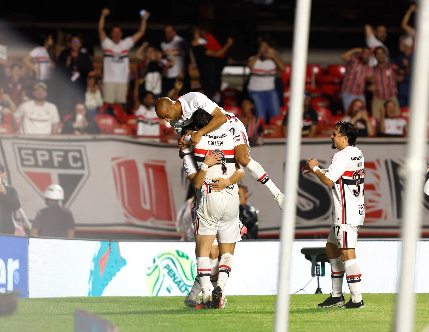 Lucas Moura volta e São Paulo vence Vitória por 2 a 1 no MorumBis