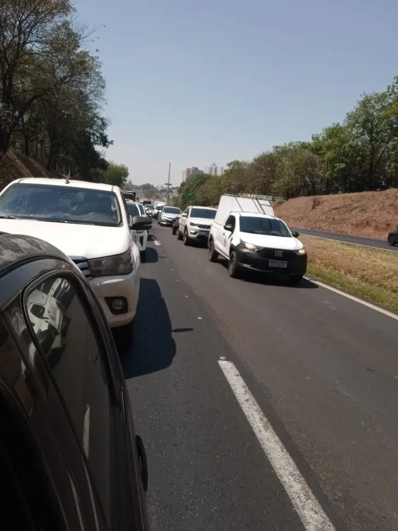 Acidente causa lentidão de 10 km na Washington Luís, em Rio Preto