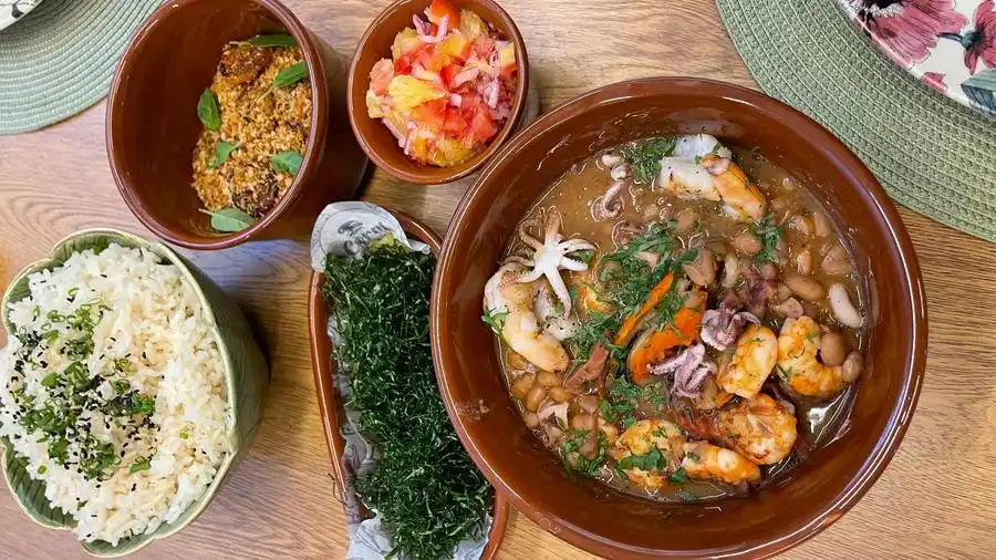 A Feijoada de Frutos-do-Mar faz sucesso entre os clientes da Coral Pescados; o prato é oferecido aos finais de semana e serve duas pessoas (Divulgação)