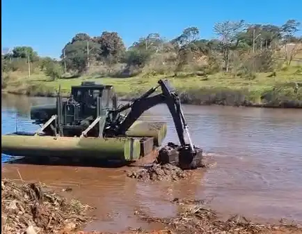 Máquina durante o início do serviço em rio de Ipiguá (Reprodução)