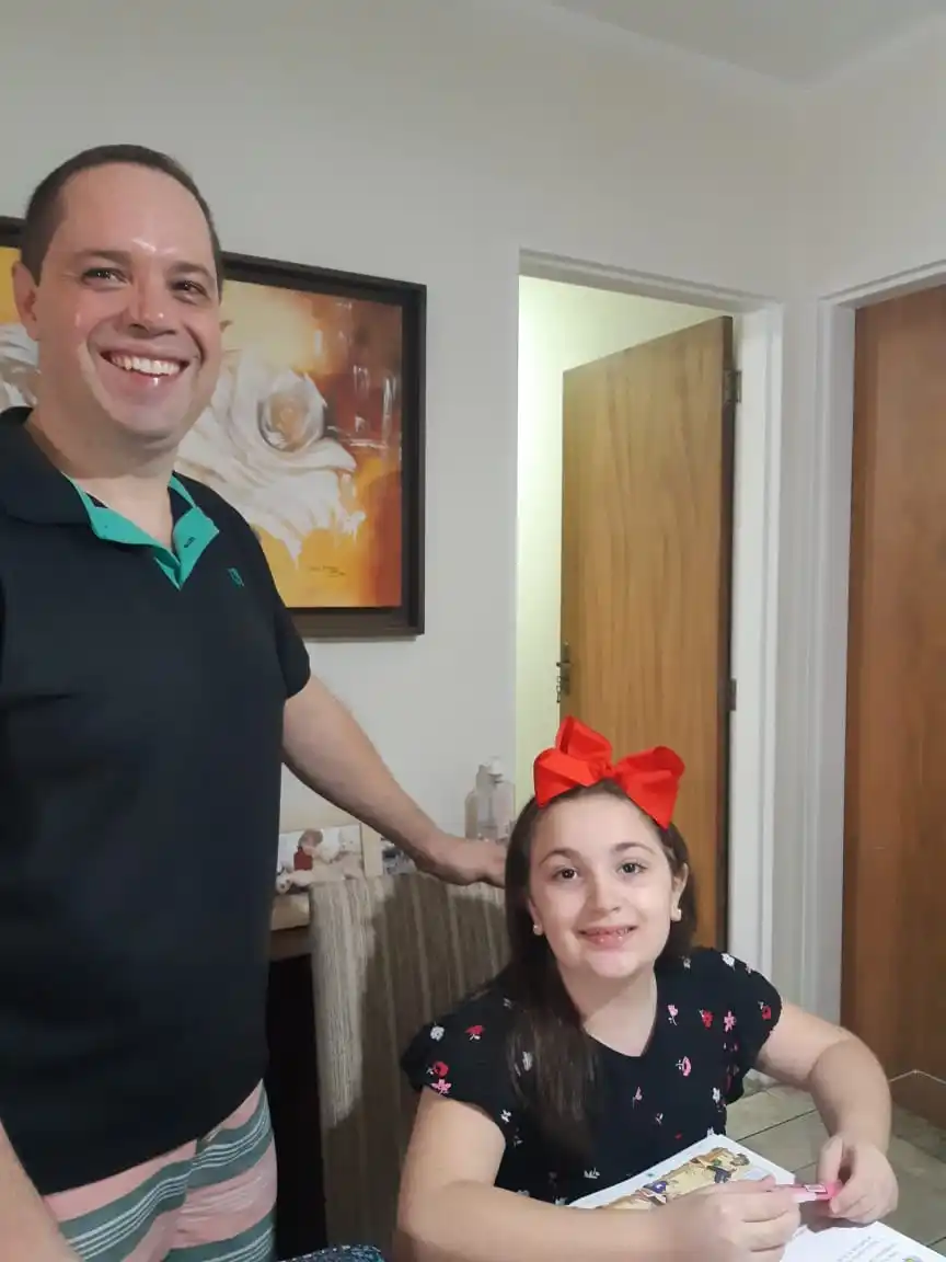 Kleber José Roversi e a filha Ana Laura no ensino domiciliar durante a quarentena (Colaboração/Leitor)