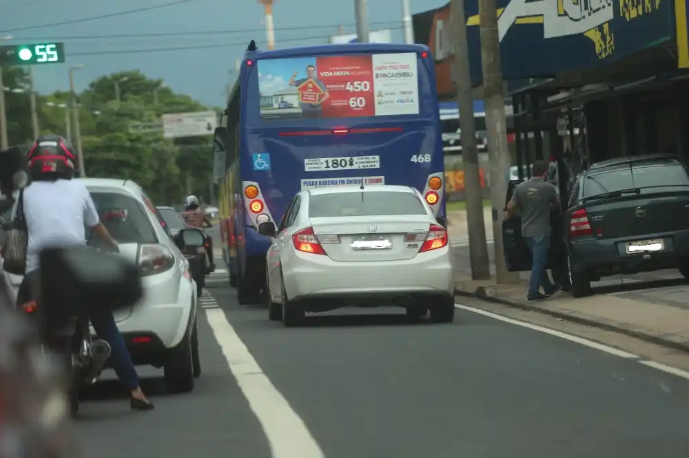 Carro atrás de ônibus em corredor da Philadelpho Gouveia Netto, em horário proibido (Carro atrás de ônibus em corredor da Philadelpho Gouveia Netto, em horário proibido)