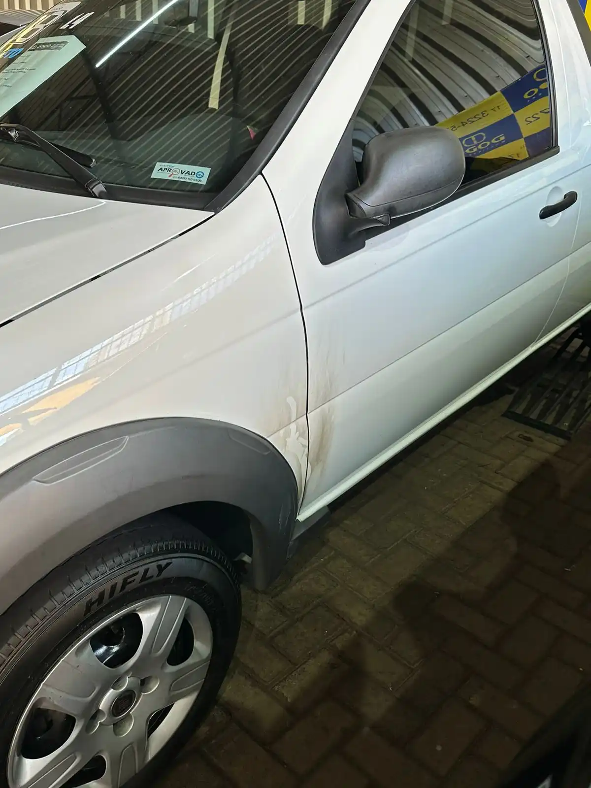 Dano provocado pelo fogo ateado em um dos carros da garagem (Divulgação)