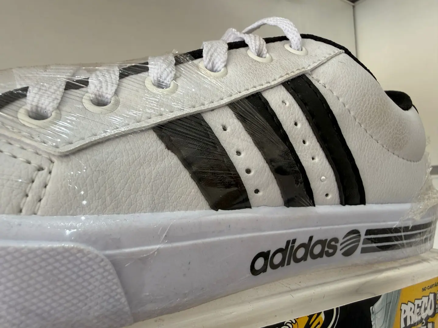 Três mil pares de calçados são apreendidos em operação da Polícia Civil no Calçadão de Rio Preto