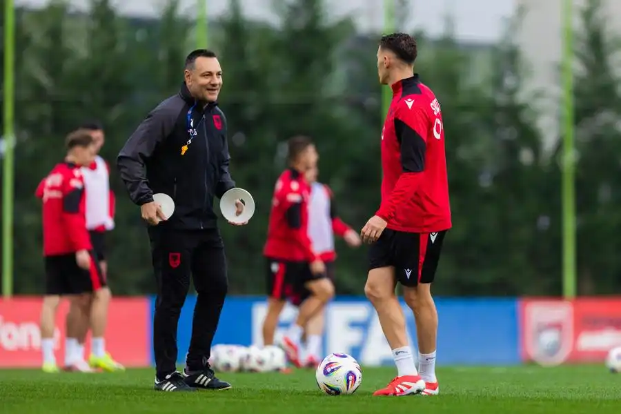 Doriva, durante treinamento da seleção albanesa (Divulgação/Gerald Shehu)