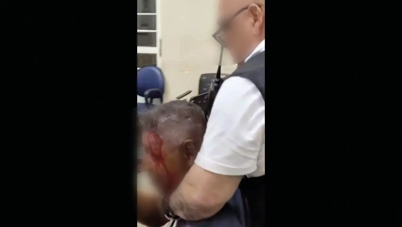 Outro paciente discute com um segurança na sala de espera, é atingido na cabeça com um cassetete, sangra e é imobilizado por um golpe de “mata-leão” (Reprodução)