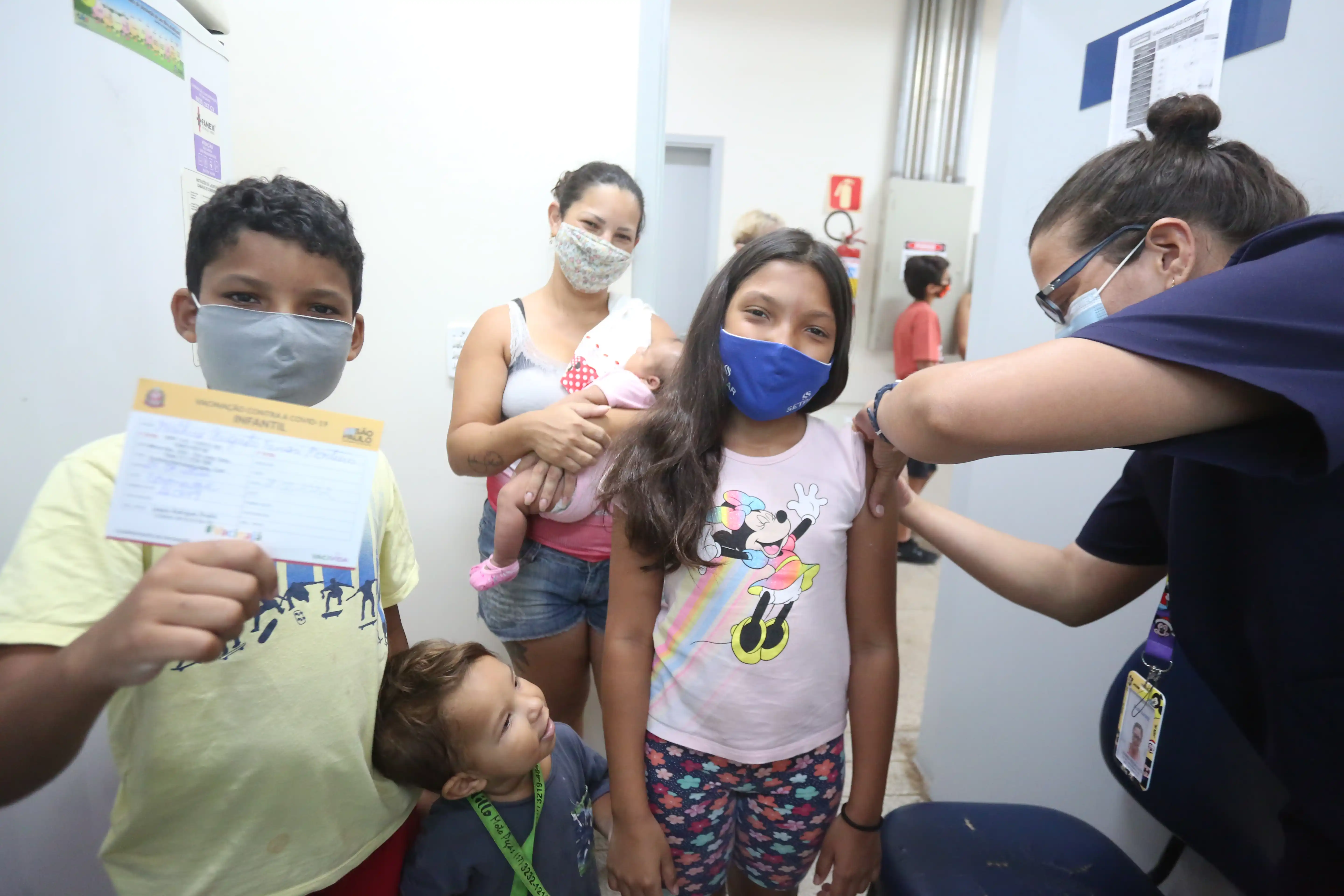 Erica Ferrari Garcia, 36 anos, não deixa de vacinar os filhos Matheus e Maria Luisa (Guilherme Baffi/ Arquivo)