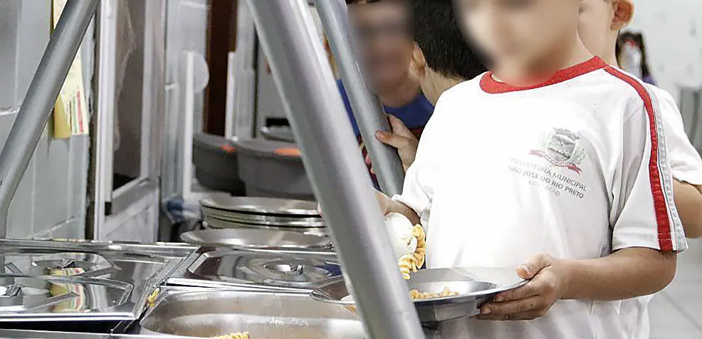 Carne com nervo e sebo gera queixas na merenda escolar
