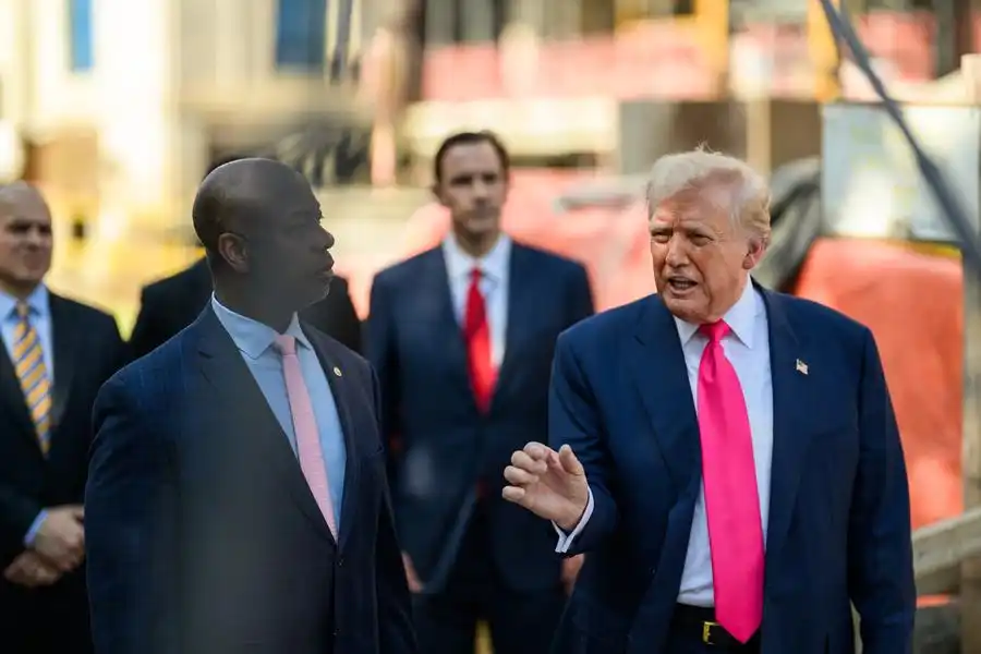Presidente dos EUA, Donald Trump, durante visita a obras do FED (Daniel Torok/Casa Branca)