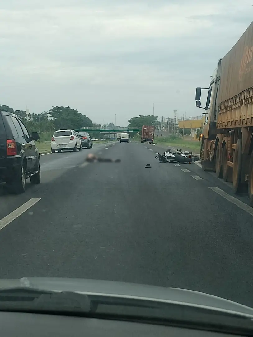 Motociclista morre após tentativa de ultrapassagem na Washington Luís, em Rio Preto