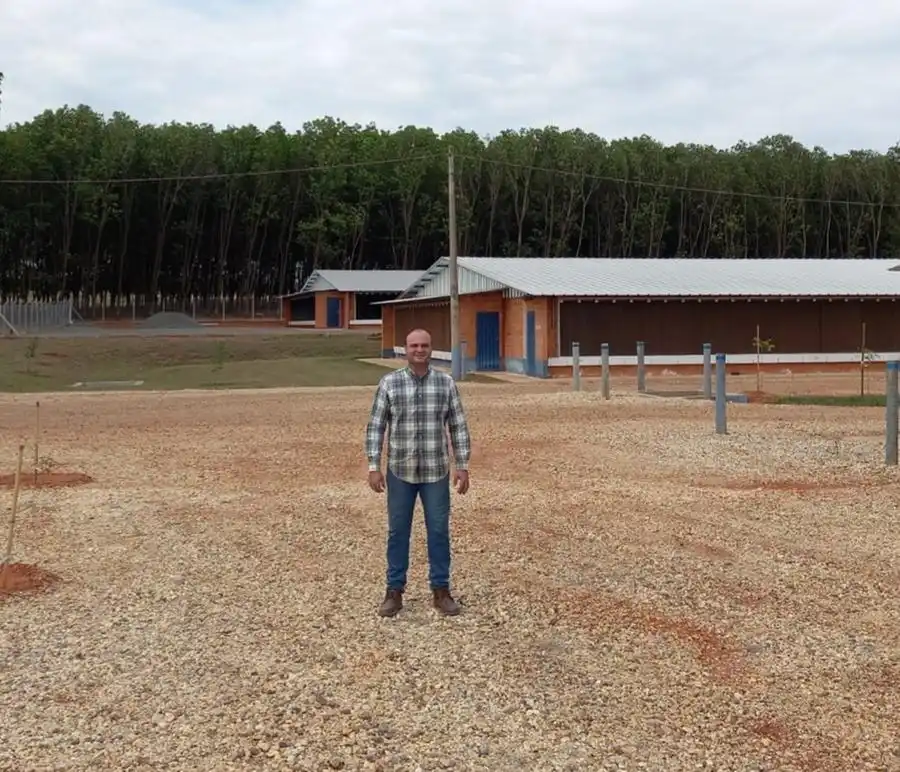 O produtor Júlio César Pavin Filho na granja em Monte Aprazível (Divulgação)