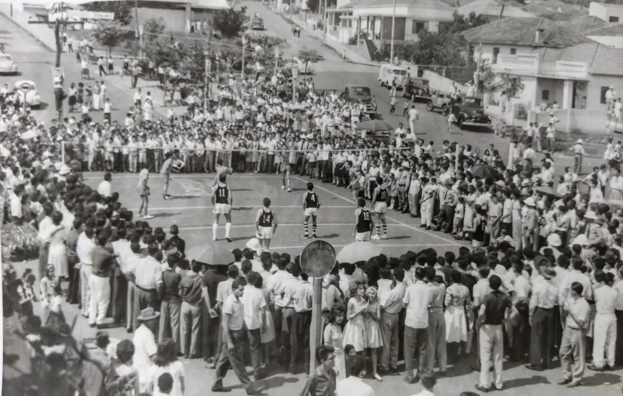 Jogo de Volley na Av. Alberto Andaló (Jaime Colagiovanni)