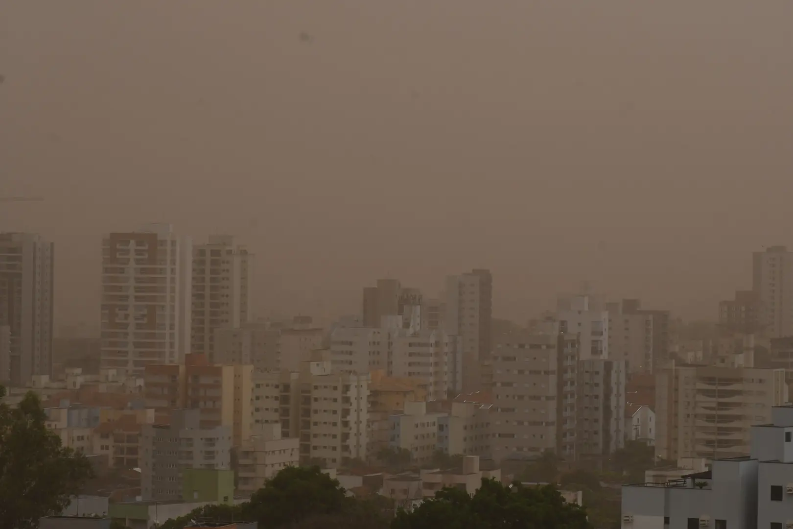 Nuvem de poeira em Rio Preto (Thomaz Vita Neto 22/9/2025)