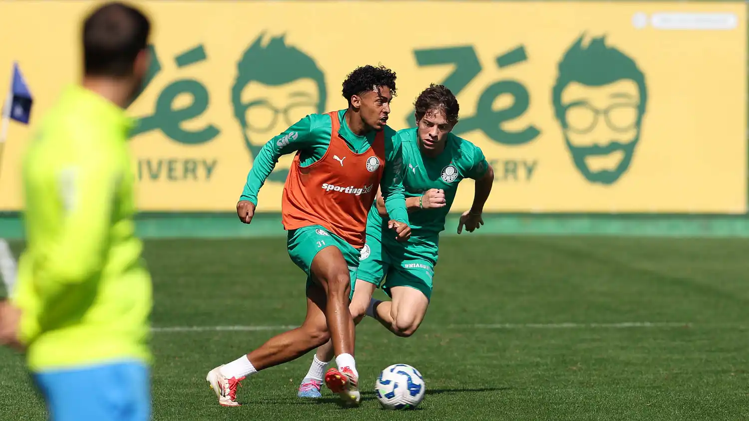 Os jogadores Luighi e Agustín Giay, do Palmeiras, durante treinamento, na Academia de Futebol (Cesar Greco/Palmeiras/by Canon)