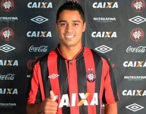 Dellatorre foi apresentado ontem e assinou contrato de três anos com o Furacão (Atlético-PR/Divulgação)