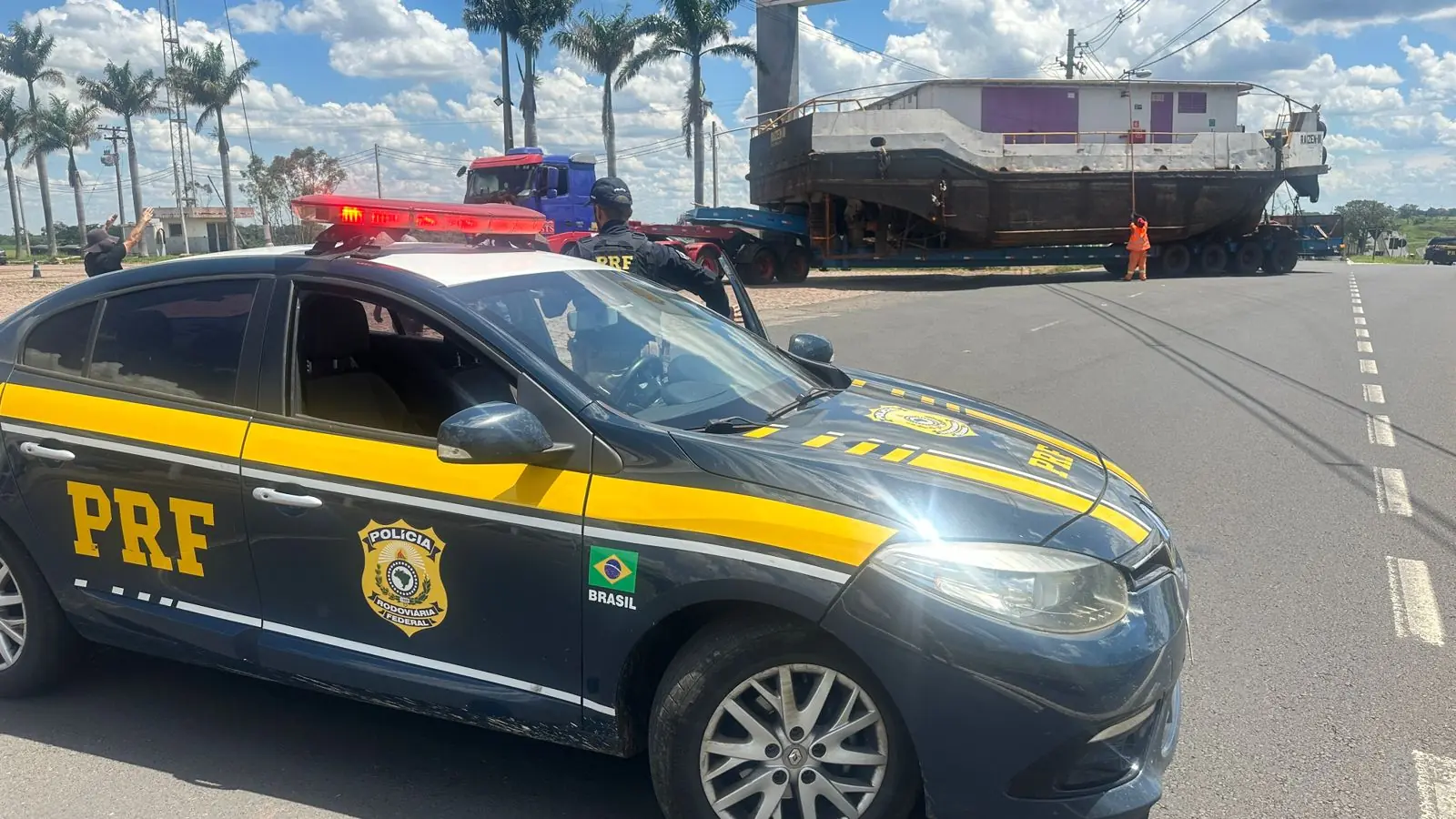 Barco gigante passa pela BR-153, em Rio Preto