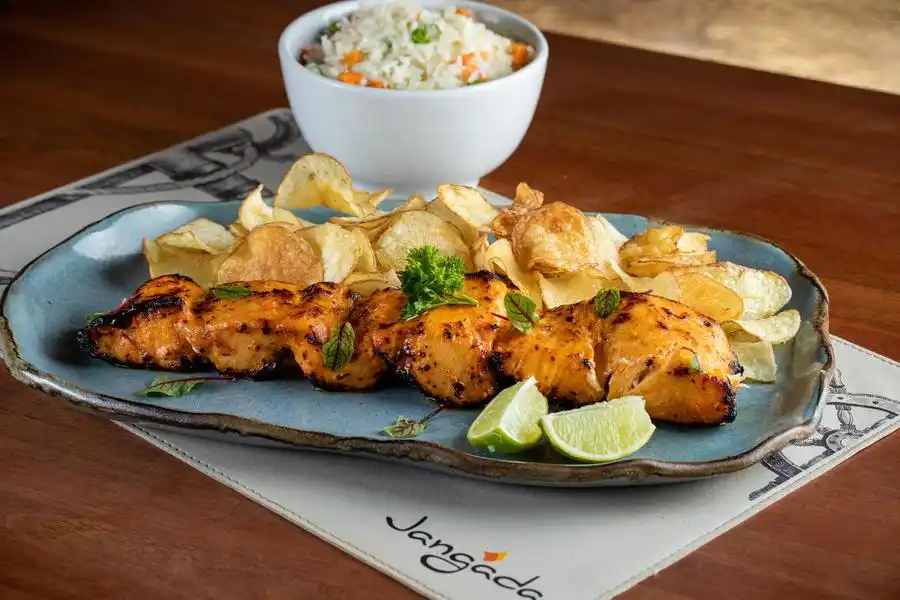 O Espeto à Moda da Casa (Lombo de Pintado Marinado em Tempero Especial) é o carro-chefe no Jangada (Divulgação)