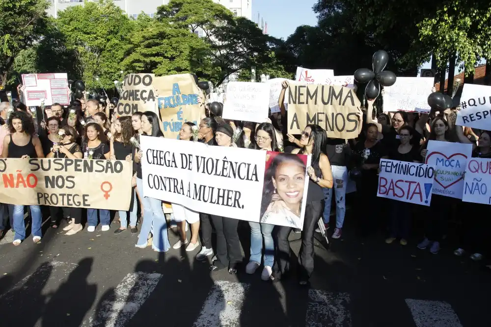 Parte dos 300
manifestantes
que participaram
de ato em frente
ao Hospital de
Base de Rio Preto (Mara Sousa)