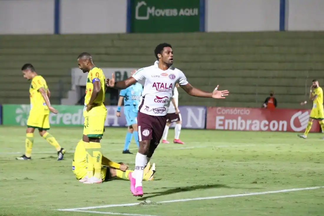 Artilheiro Bruno Mezenga fez dois gols contra o Leão nesta segunda (Tiago Pavini/Ferroviária SA)