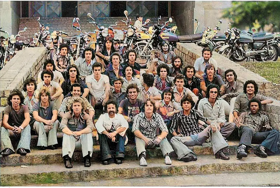 Antonio Molina Moreno é o maior entusiasta do encontro dos motociclistas desde 1976, quando tudo começou; nas imagens, a pose tradicional nas escadari (Arquivo/Antonio Molina e Ivo Pirani)